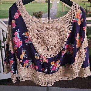Love J Cream Floral Hippie Flowy Crochet Cover-Up Medium Preowned Good Condition